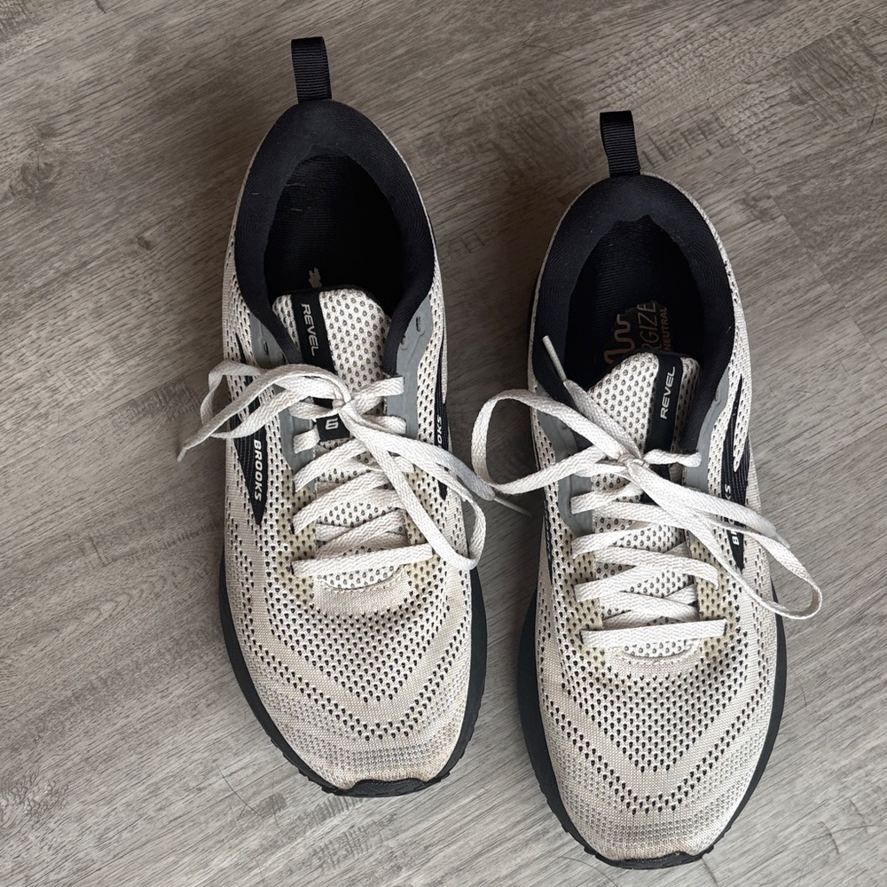 Brooks Mesh shoes in White and Black